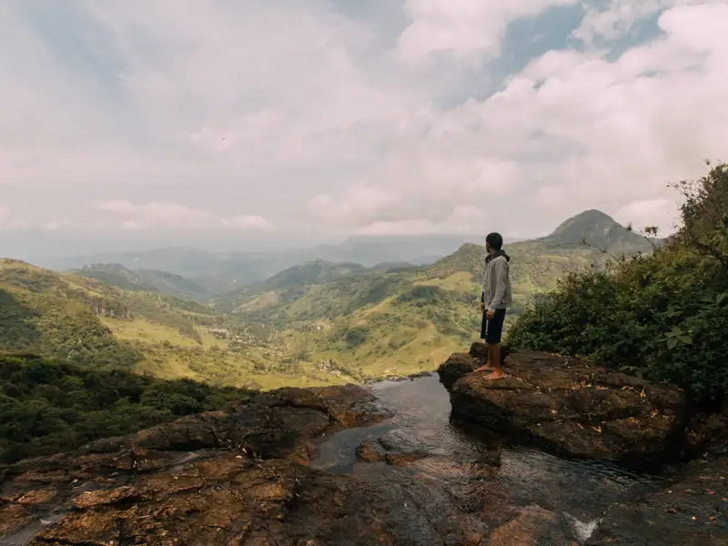 Panoramablick vom Wasserfall auf die Hügellandschaft.