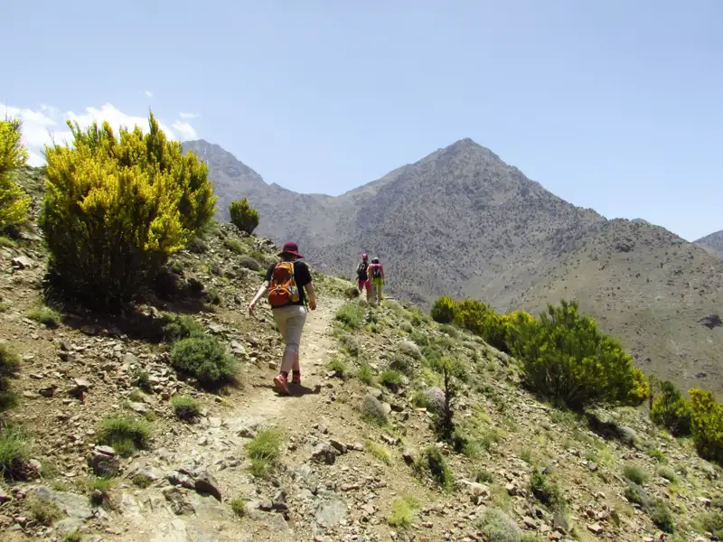 Wanderer auf einem Bergpfad in den Bergen.