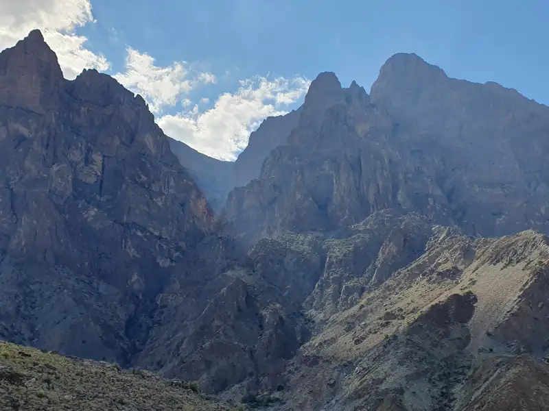 Felsige Berglandschaft unter bewölktem Himmel.