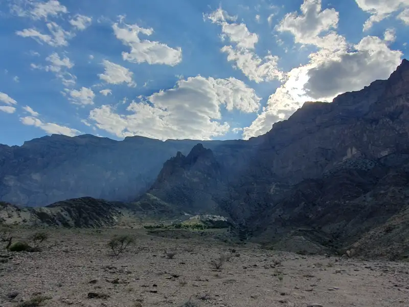 Berglandschaft mit bewölktem Himmel.