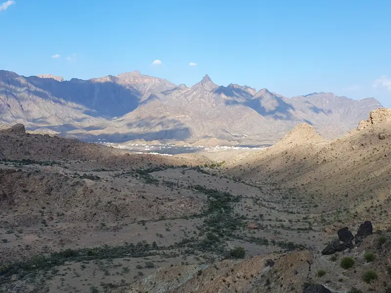 Talblick mit Bergen und Siedlung