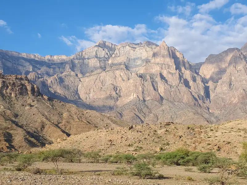 Felsige Berglandschaft mit spärlicher Vegetation.