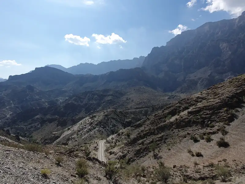 Gebirgspass mit Straße