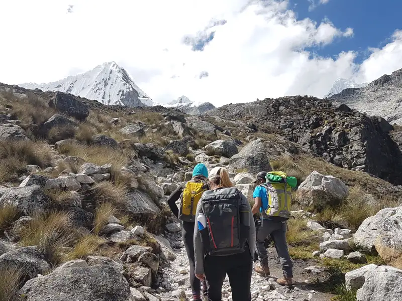 Wanderer auf einem Bergpfad in den Anden.
