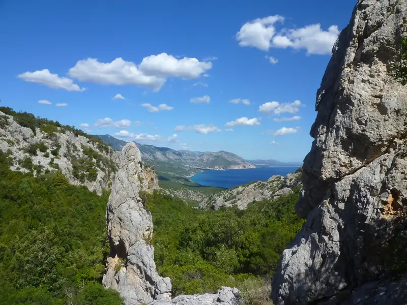 Felsige Landschaft mit Blick auf die Küste.