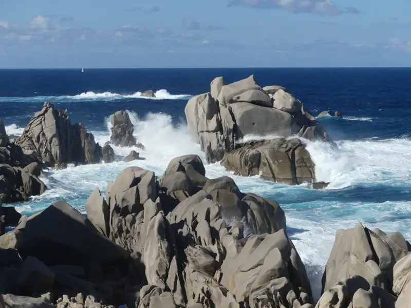 Wellen, die gegen die Felsen an der Küste prallen.