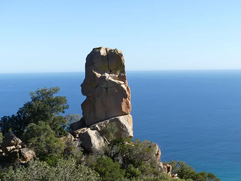 Felsformation an der Küste mit Blick auf das Meer.
