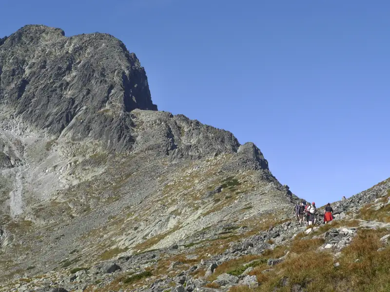 Wanderer auf einem Bergpfad in den Bergen.