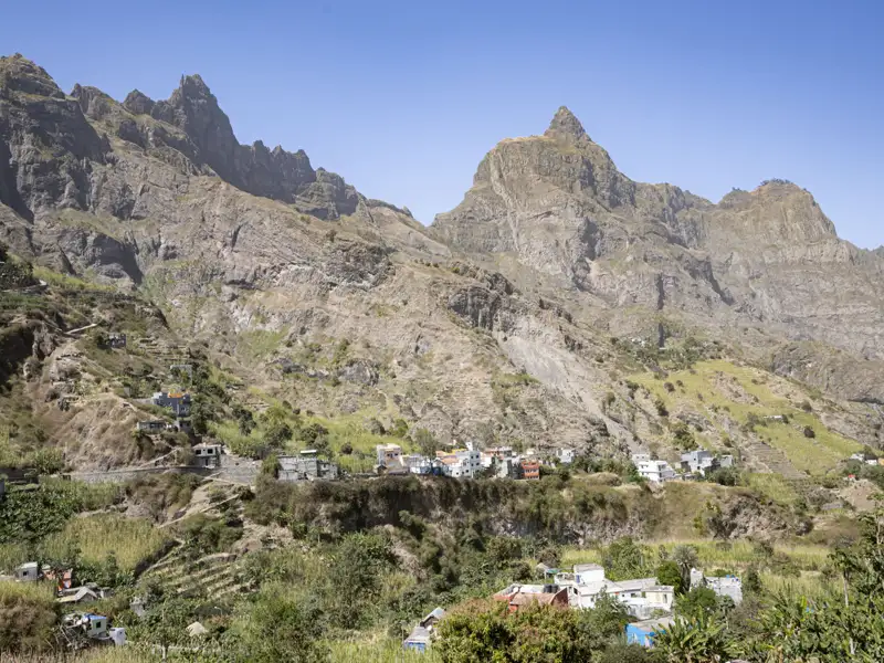 Bergdorf in felsiger Landschaft.