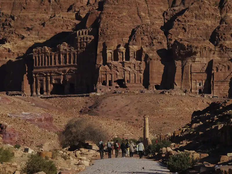 Besucher erkunden die Königsgräber in Petra, Jordanien.