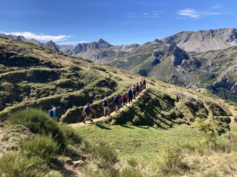 Wanderer auf einem Bergpfad in den Bergen.