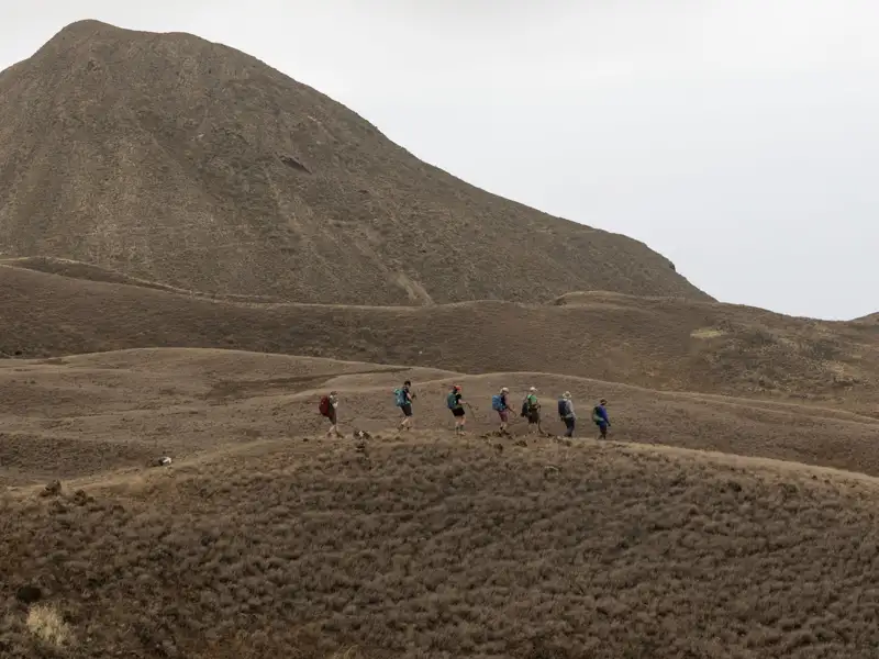 Wanderer auf einem Bergpfad während einer Wanderung.