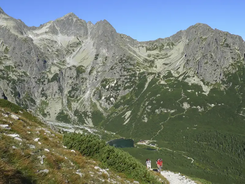 Wanderer auf einem Bergpfad in der Hochgebirgslandschaft.