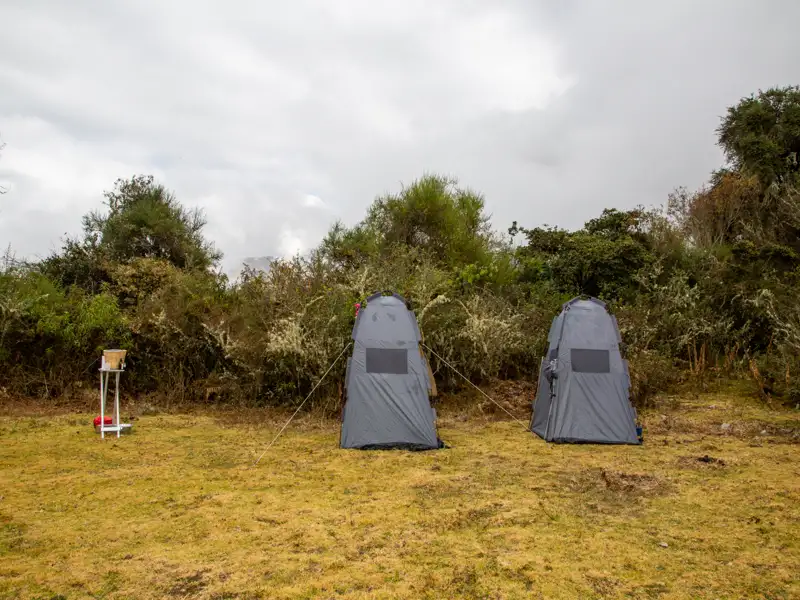 Campingtoiletten auf dem Reise-Campingplatz.