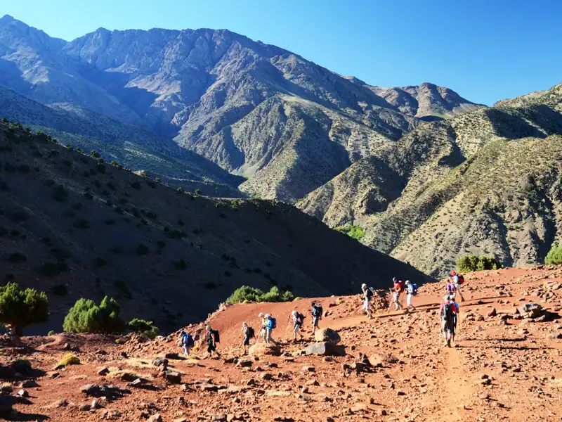 Wanderer auf einem Bergpfad im Gebirge.