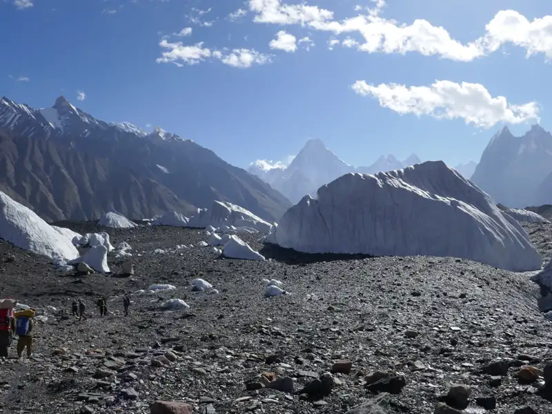 Wanderer auf einer Gletscherlandschaft.