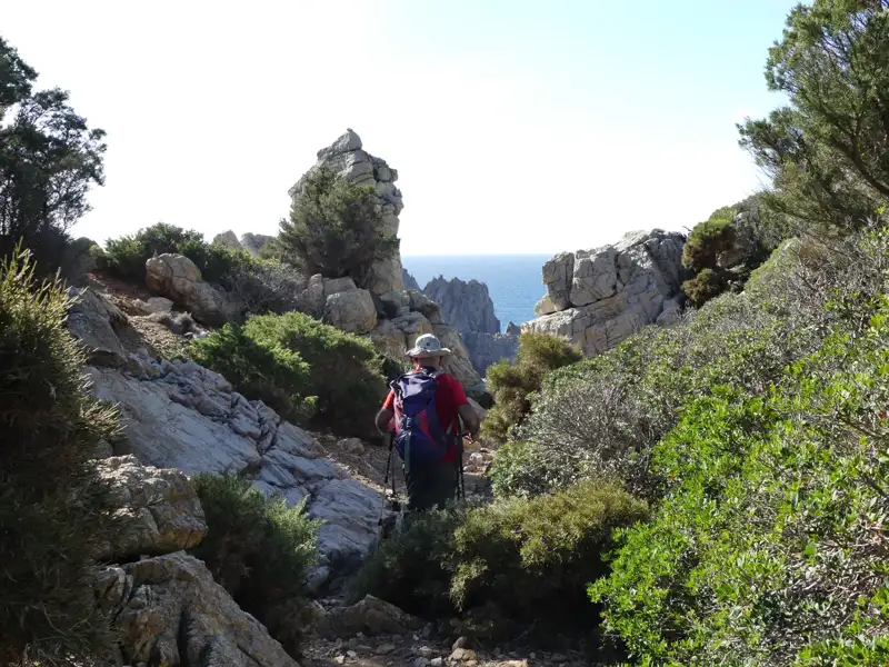 Wanderer auf einem Küstenpfad mit Blick auf das Meer.
