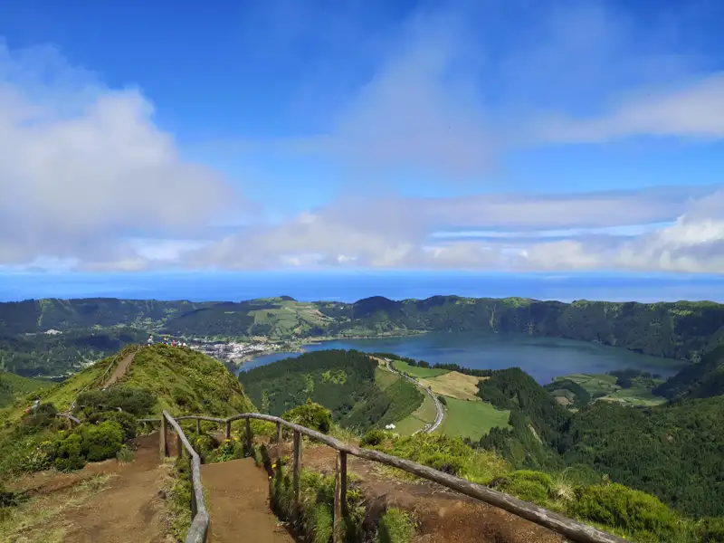 Wanderweg mit Blick auf die Caldeira von Sete Cidades, Azoren.