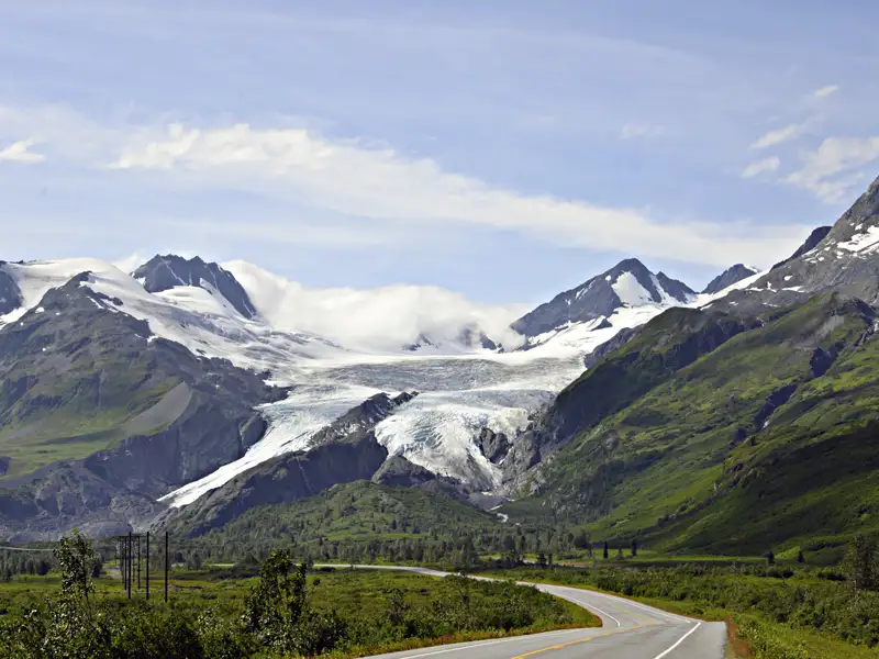 Blick auf einen Gletscher von der Straße aus.