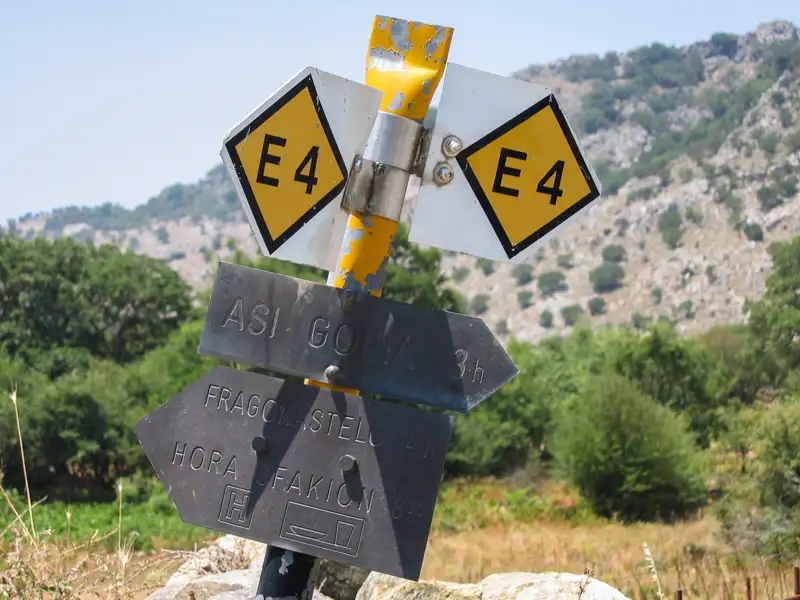 Wegweiser auf dem E4 Wanderweg mit Richtungsangaben nach Asi Gonia, Fragocastelo und Hora Sfakion.