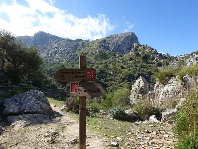 Wegweiser auf dem GR 221 mit Beschriftung der Richtungen Barranc de Biniaraix und Font des Noguer.