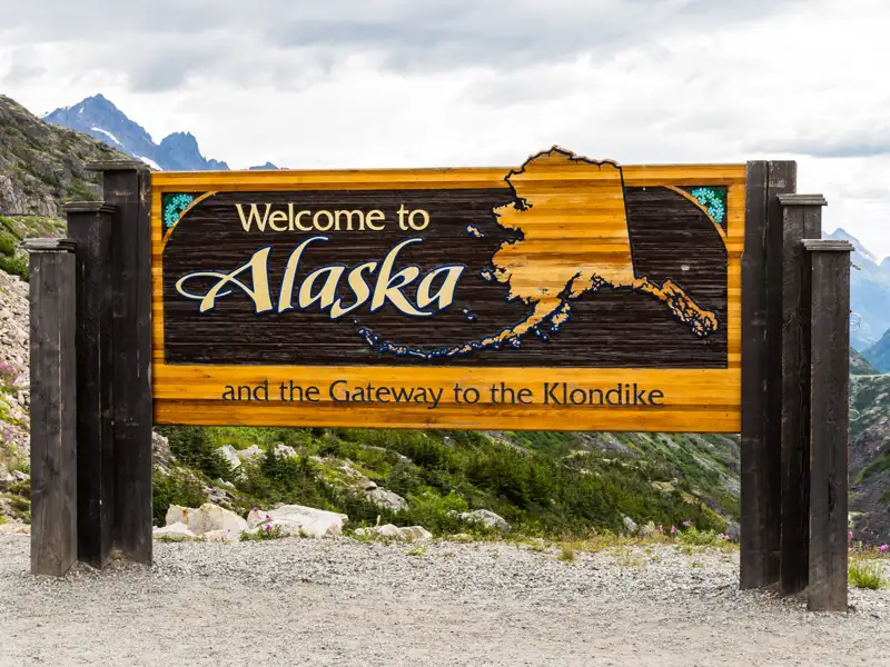 Willkommensschild an der Grenze zu Alaska, das den Beginn der Reise markiert.