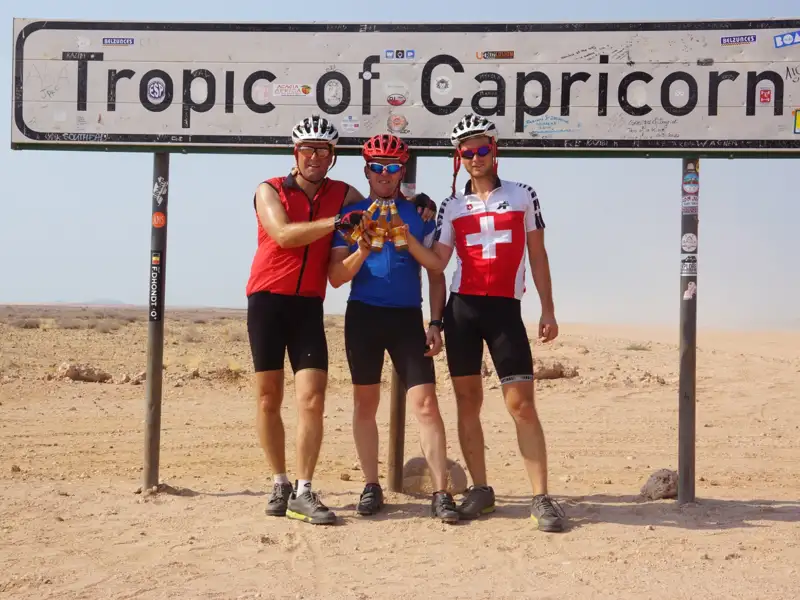 Drei Radfahrer erreichen den südlichen Wendekreis.