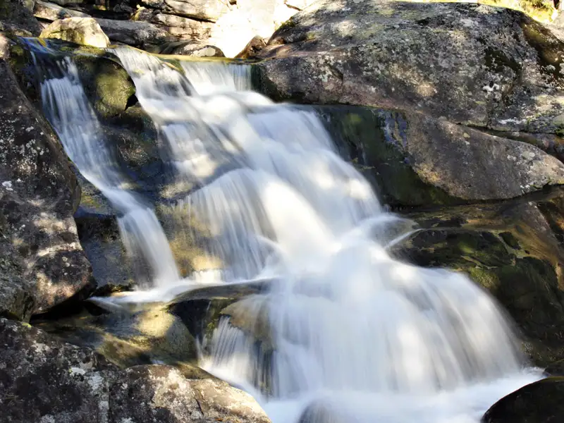 Wasserfall über Felsen