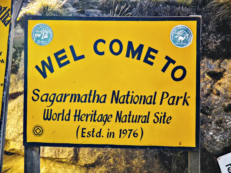 Eingangsschild zum Sagarmatha Nationalpark, der 1976 gegründet wurde und zum Weltnaturerbe gehört.