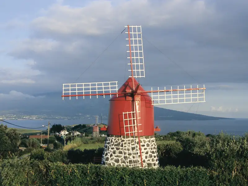 Windmühle mit Blick auf die Küste.