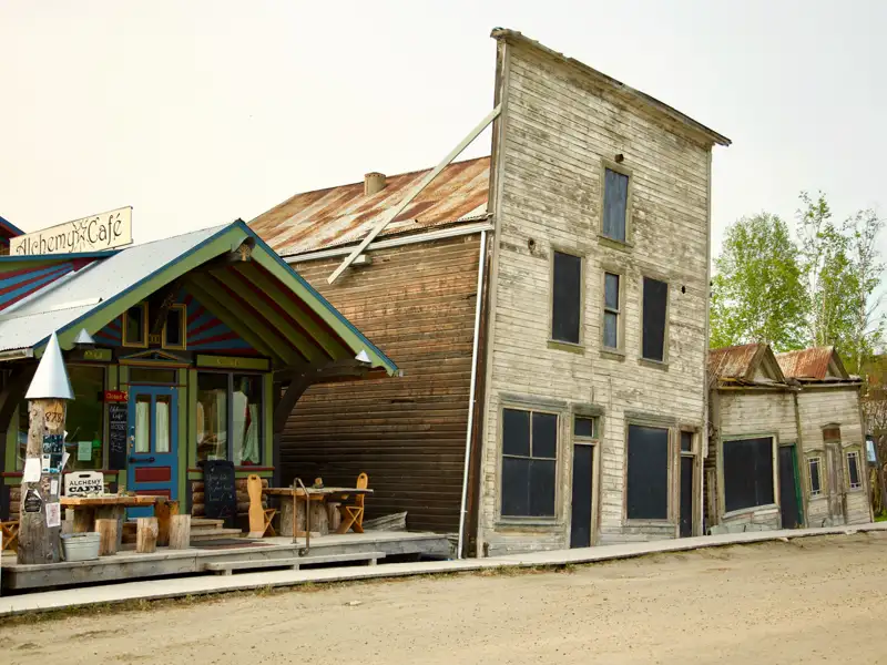 Alchemy Café und verfallenes Gebäude