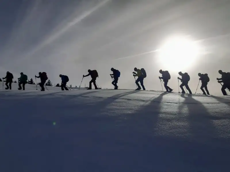 Gruppe von Schneeschuhwanderern auf einer Wintertour.