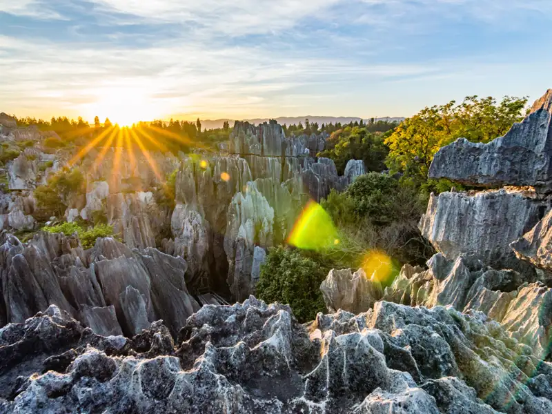 Scharfe, felsige Gipfel im Sonnenaufgang.