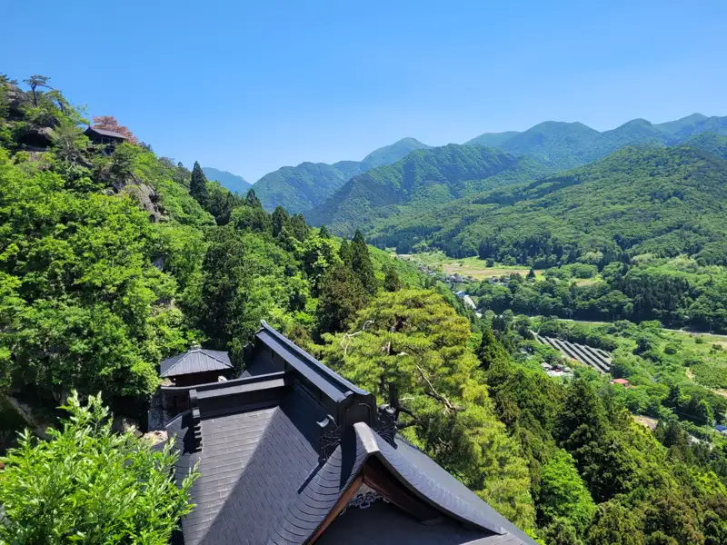 Aussicht von einem Tempel in den Bergen auf die umliegende Landschaft.