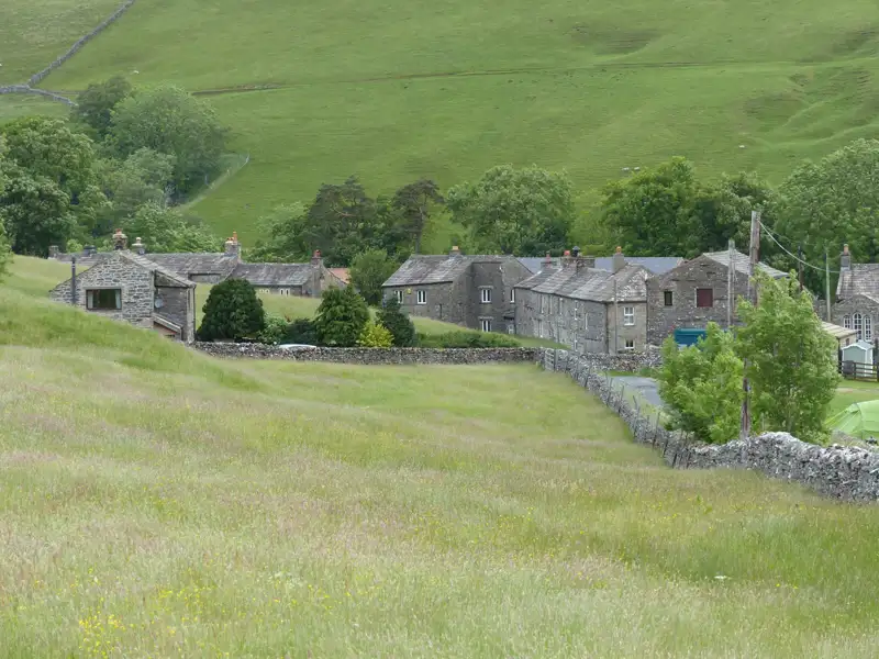 Traditionelle Steinhäuser in einer ländlichen Umgebung.