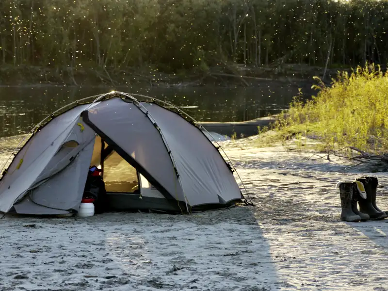 Zelt am Flussufer aufgebaut.