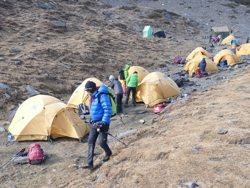 Zelte im Basislager der Reise.