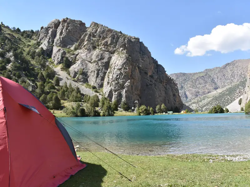 Campingplatz am Bergsee mit Blick auf die umliegende Berglandschaft.