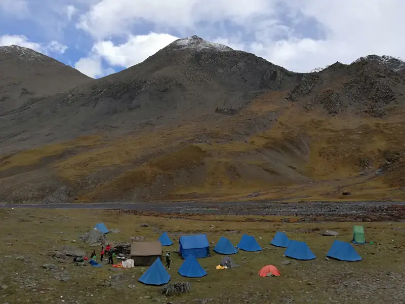 Zelte für die Übernachtung im Basislager während der Bergtour.