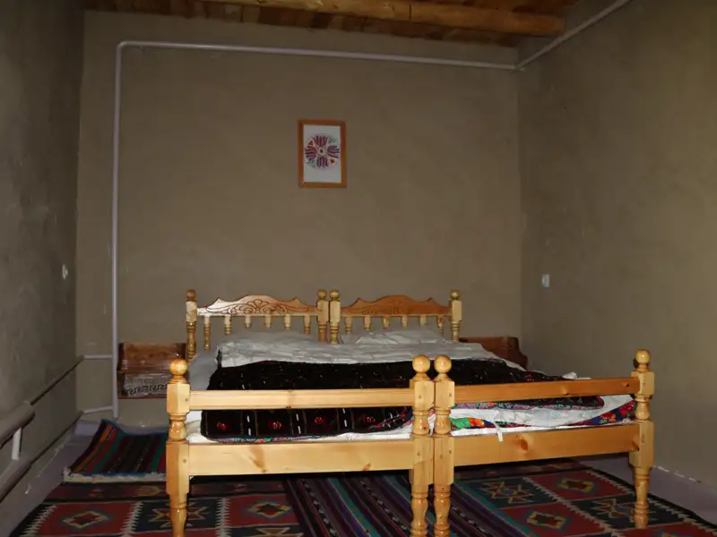 Schlafzimmer mit zwei Einzelbetten und traditioneller Einrichtung.