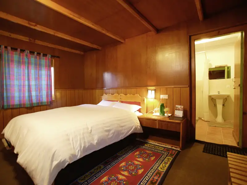 Schlafzimmer mit Doppelbett und eigenem Bad.