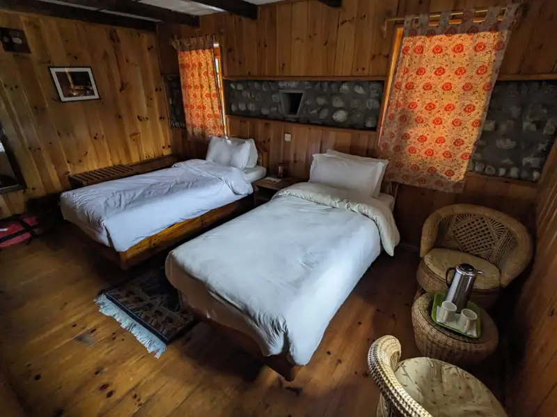 Zwei Einzelbetten in einem Hotelzimmer mit Holzeinrichtung.