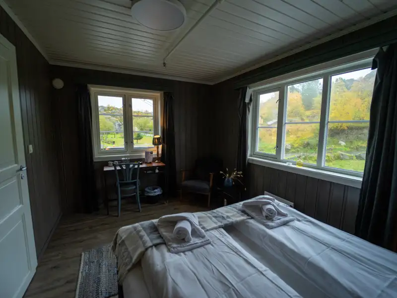 Blick aus dem Schlafzimmerfenster auf die Landschaft.