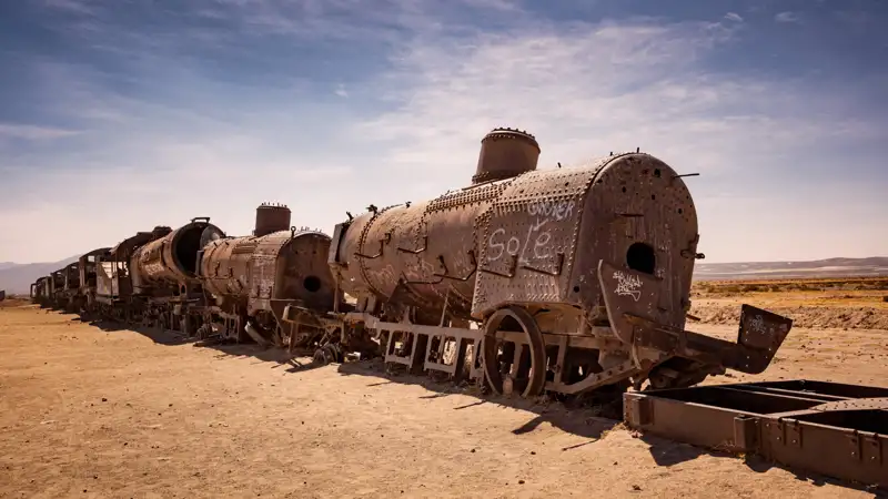 Verlassene Züge im Zugfriedhof von Uyuni, Bolivien.