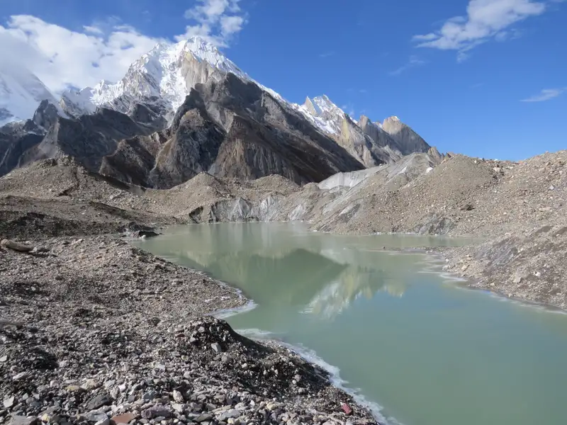 Gletschersee mit Blick auf den Berg