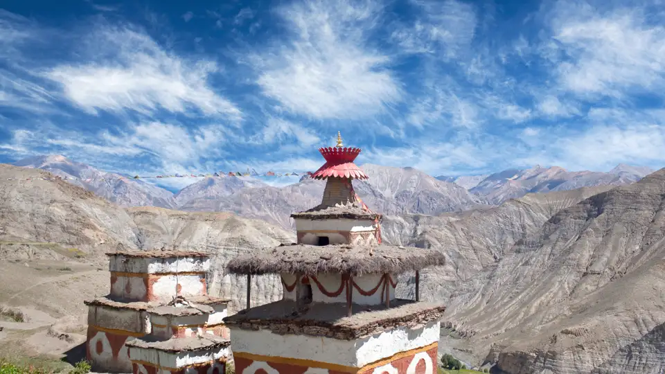Buddhistischer Tempel in einer Berglandschaft.