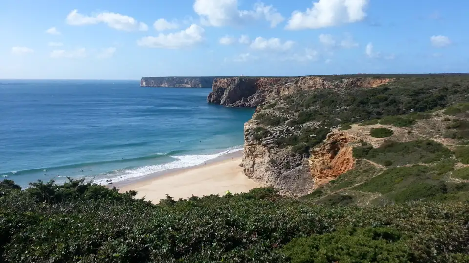 Sandstrand und Klippen an der Küste.
