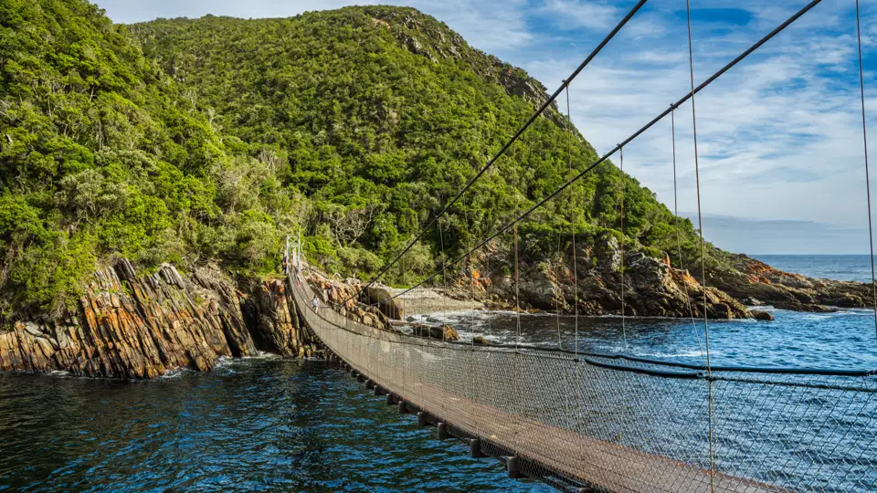 Hängebrücke über dem Wasser an der Küste.