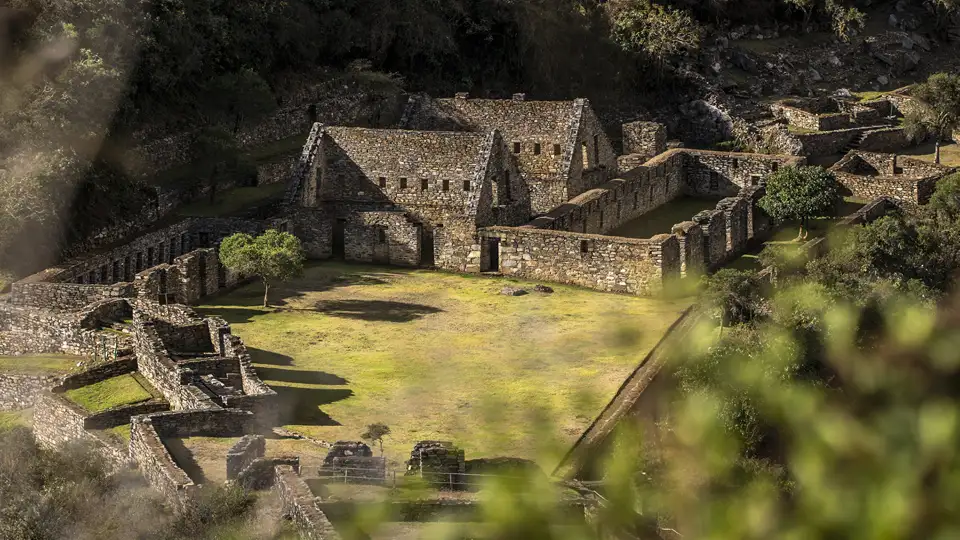 Überreste von Gebäuden und Mauern einer historischen Stätte, möglicherweise Teil einer archäologischen Ausgrabung.