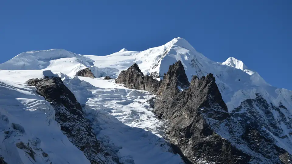 Ansicht eines schneebedeckten Berggipfels und Gletschers.